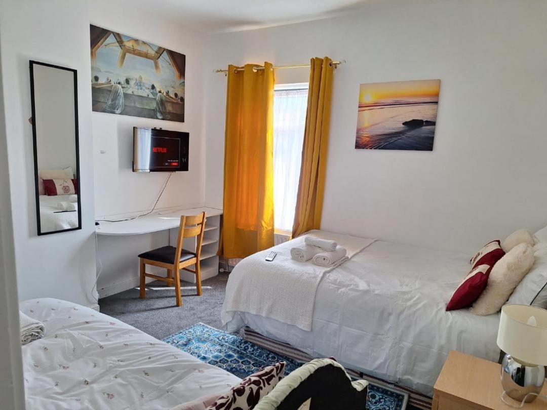 12 Cornwallis Lodge Family Room 1 Stoke-on-Trent 外观 照片